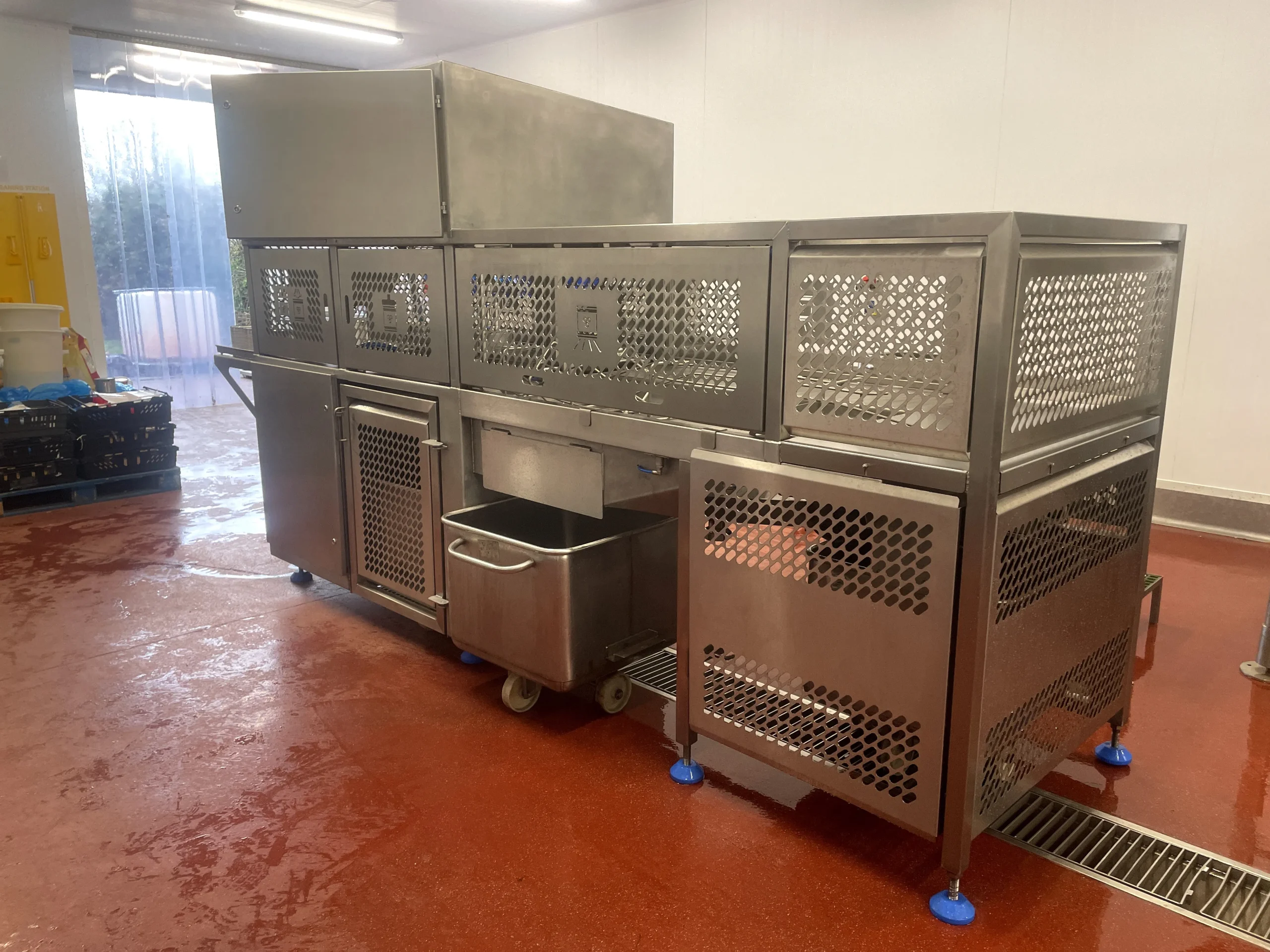 AutoCAN 1000 can crusher and opener system close-up